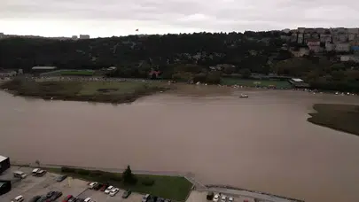 İstanbul'da Şiddetli Sağanak Haliç'in Rengini Değiştirdi