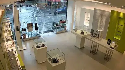İstanbul Beylikdüzü'nde Şiddetli Rüzgar Gözlükçünün Kapısını Kırdı