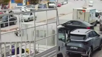 Kırşehir'de Motosiklet ve Otomobil Çarpıştı: Kaza Anı Kamerada