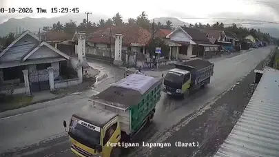 Endonezya'da Freni Patlayan Kamyon Bir Aileyi Yok Etti