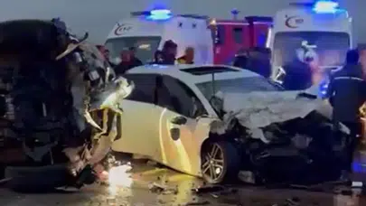 Aksaray'da iki otomobil kafa kafaya çarpıştı: 2 ağır yaralı