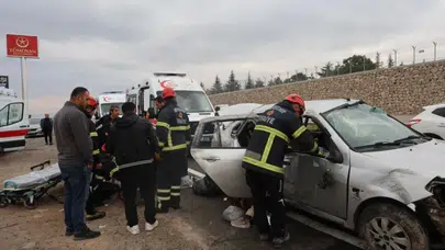 Nevşehir'de feci kaza : İki otomobil çarpıştı, 7 kişi yaralandı