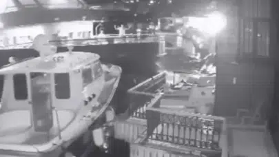 Üsküdar'da yolcu vapuru Derin Mermerci'nin yalısına çarptı