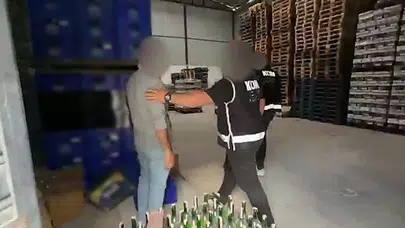İzmir'de kaçak içki operasyonu: 23 bin 40 şişe ele geçirildi