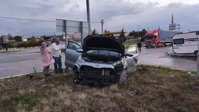 Sivas'ta iki otomobil kavşakta çarpıştı: 2 kişi yaralandı