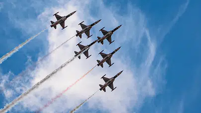 Türk Yıldızları TEKNOFEST Güneydoğu'da gökyüzünü renklendirdi