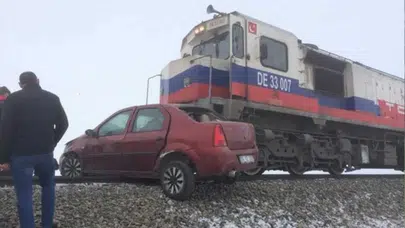 Kars'ın Akyaka İlçesinde Yük Treni Otomobile Çarptı