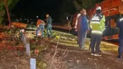 Tarsus'ta devrilen kamyondan savrulan karpuzlar 2 kişiyi yaraladı