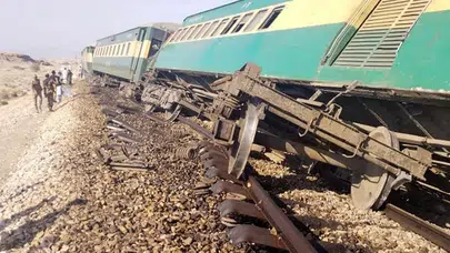 Pakistan'da Yolcu Treni Raydan Çıktı: 5 Ölü, 30 Yaralı
