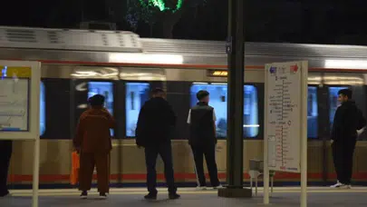 Marmaray'da Yenikapı durağındaki tren arızası nedeniyle seferlerde gecikme yaşanıyor