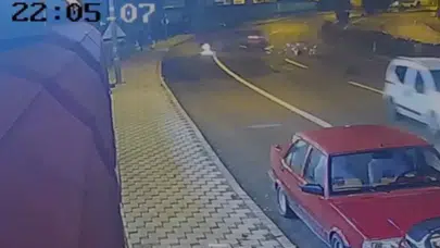 Gümüşhane'de kontrolden çıkan otomobil kaldırımdaki üniversite öğrencisine çarptı: 4 yaralı