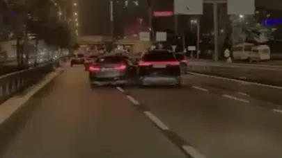 Pendik D-100’de kaza kamerada: Şerit değiştiren otomobil cipe çarptı