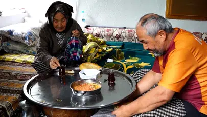 Isparta'da Görme ve İşitme Engelli Ömer Akça 94 Yaşındaki Annesine Bakıyor