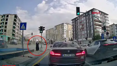 Malatya'da Otomobil ile Kamyonet Çarpıştı: İki Kadın Ölümden Döndü