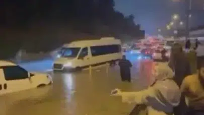 İstanbul'da Şiddetli Yağış Ulaşımı Felç Etti