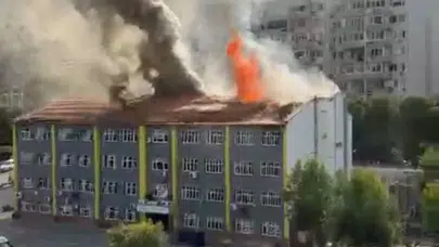 İzmir'de ortaokulun çatısında çıkan yangına ekiplerin müdahalesi sürüyor