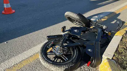 Taksi elektrikli bisiklete çarptı: 2 çocuk yaralandı