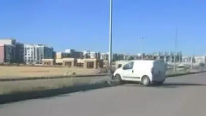 Diyarbakır'da kontrolden çıkan hafif ticari araç refüje çıktı