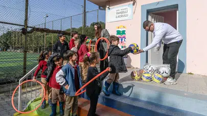İzmir Büyükşehir Belediyesinden Okullara 37 Milyon TL Değerinde Spor Malzemesi Desteği