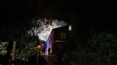 Düzce'de 2 katlı ahşap evde çıkan yangın itfaiye ekiplerince söndürüldü