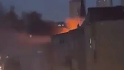 Küçükçekmece'de Bir Binanın Çatısında Yangın Çıktı