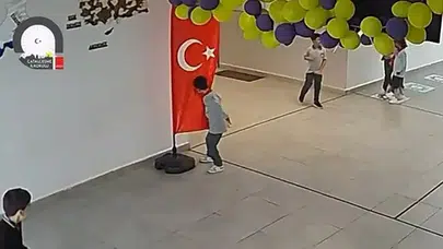 Elazığ'da Türk bayrağını öpen öğrenci ödüllendirildi