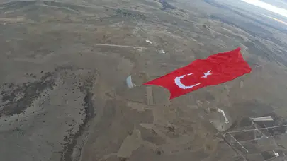 Özel Kuvvetler Komutanlığı Gökyüzünde Dev Türk Bayrağı ile Rekor Kırdı