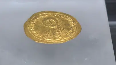 İzmir'de denizden Doğu Roma dönemine ait altın sikke çıktı