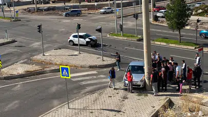 Diyarbakır'da korkunç kaza : İki araç çarpıştı