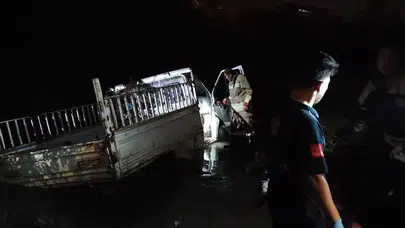 Defne'de Asi Nehri’ne düşen araçtaki 2 kişi yaralandı