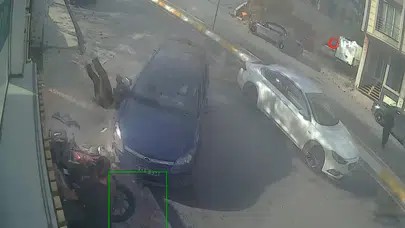 Esenyurt'ta Kuyumcuya Çarpan Otomobilin Kaza Anı Kamerada