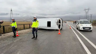 Hakkari Yüksekova'da Öğrenci Servisi Devrildi: 12 Yaralı