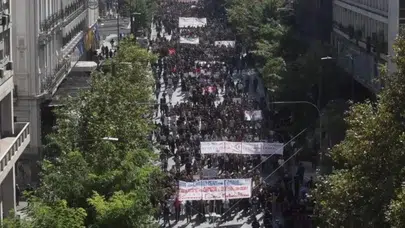 Yunanistan'da Eğitim İçin Meydanlara İndiler