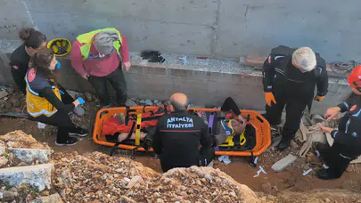 Antalya'da İnşaatta Toprak Zeminin Kayması Sonucu Bir İşçi 3 Metreden Düştü