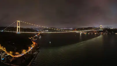 Fatih Sultan Mehmet Köprüsü sarıya büründü