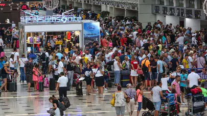 Antalya, Ruslar ve Almanlarla Rekor Turist Akınına Uğradı