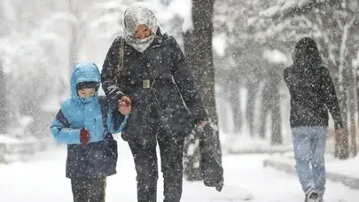 İstanbul'da Yarın Okullar Tatil Mi? Meteoroloji'nin Kar Yağışı Açıklamaları Ne Anlama Geliyor?
