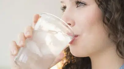 Gece Uyanıp Su İçenler Dikkat: Bu Alışkanlık Sağlığınızı Tehdit Ediyor Olabilir Mi?