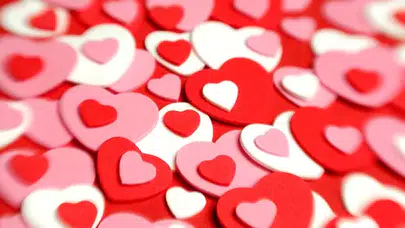 En anlamlı ve romantik Sevgililer Günü mesajları