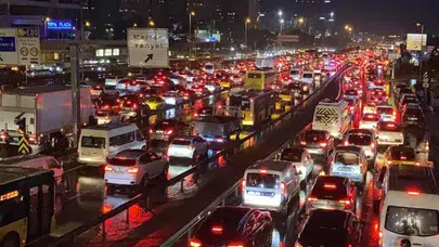 İstanbul'da haftanın ilk mesai gününde trafik yoğunluğu yüzde 89 oldu