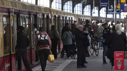 Almanya'da toplu taşıma sektöründe grev krizi: Ulaşım felç oldu
