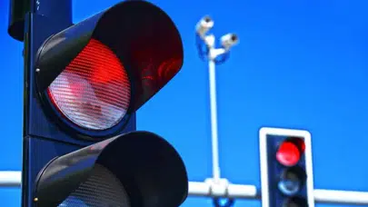 Kırmızı ışıkta geçmenin cezası 2026 yılında ne kadar?