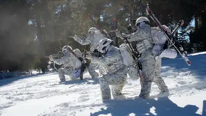 Komandolar Kars'ta Kar Üstünde Eğitim Faaliyetlerini Sürdürüyor