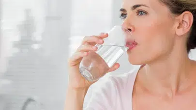 Sosyal Medyada Popülerleşen Sabahları Sıcak Su İçmenin Faydaları Neler?