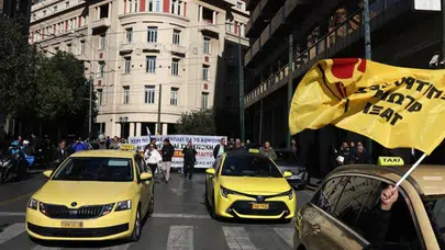 Atina’da Taksiciler Neden Süresiz Grevde? Elektrikli Araç Geçişi ve Vergi Talepleri Üzerine Gelişmeler