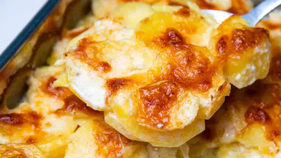 Şık sofraların vazgeçilmezi: Patates graten tarifi