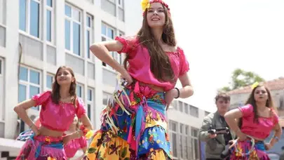 Danslar ve karanfillerle kutlama: Keşan’da Dünya Romanlar günü kutlandı