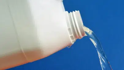 Sakın çamaşır suyu dökmeyin! Meğer klozet lekelerini çıkarmanın yolu çok başkaymış