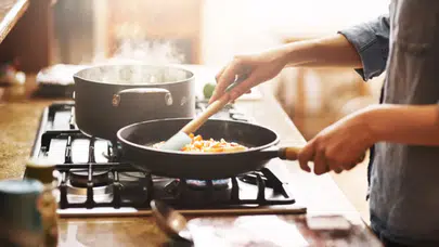 Teflon tavalarda yüksek ısı riski nedir ve sağlığımızı nasıl etkiler?