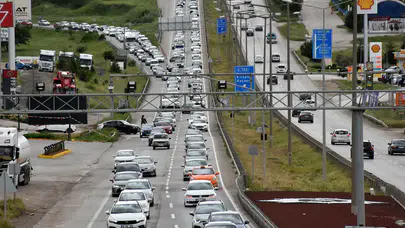 Tatilcilerin dönüşüyle yollarda trafik yoğunluğu oluştu